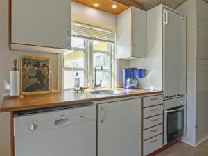 Kuchyň nebo kuchyňský kout v ubytování Holiday Home Fritzy - 75m from the sea by Interhome