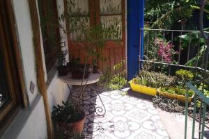 um alpendre com vasos de plantas e uma porta em Cozy studio with lovely garden em Tigre