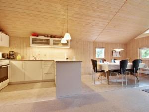 Holiday Home Elsemaria - 1-3km from the sea in NW Jutland by Interhome 주방 또는 간이 주방