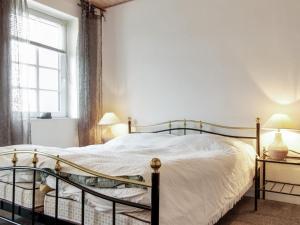 - une chambre avec un lit et une fenêtre dans l'établissement Apartment Jördis - 150m from the sea in NW Jutland by Interhome, à Løkken