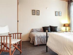 - un salon avec un canapé et un lit dans l'établissement Apartment Jördis - 150m from the sea in NW Jutland by Interhome, à Løkken