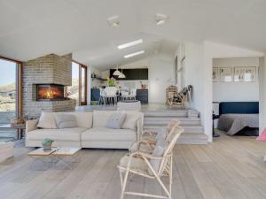 ブロックフスにあるHoliday Home Silvette - 400m from the sea in NW Jutland by Interhomeのソファと暖炉のあるリビングルーム