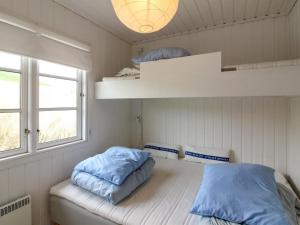 Habitación pequeña con 2 almohadas en una cama en Holiday Home Adelita - 100m from the sea in NW Jutland by Interhome, en Løkken