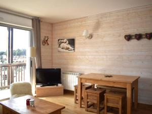 salon ze stołem i telewizorem w obiekcie Appartement rénové 2 pièces cabine proche pistes avec balcon exposé sud - FR-1-592-55 w mieście Bolquere Pyrenees 2000