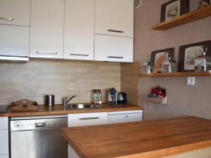 Kuchnia lub aneks kuchenny w obiekcie Appartement rénové 2 pièces cabine proche pistes avec balcon exposé sud - FR-1-592-55
