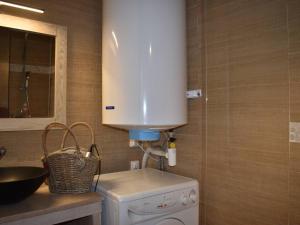 kuchnia z białym mikserem na pralce w obiekcie Appartement rénové 2 pièces cabine proche pistes avec balcon exposé sud - FR-1-592-55 w mieście Bolquere Pyrenees 2000