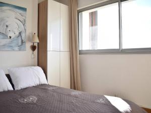 sypialnia z łóżkiem i oknem w obiekcie Appartement rénové 2 pièces cabine proche pistes avec balcon exposé sud - FR-1-592-55 w mieście Bolquere Pyrenees 2000
