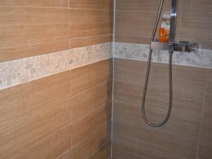 a shower with a hose in a bathroom at Appartement Bolquère-Pyrénées 2000, 2 pièces, 4 personnes - FR-1-592-55 in Font-Romeu