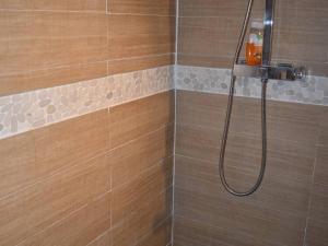 prysznic z wężem w łazience w obiekcie Appartement rénové 2 pièces cabine proche pistes avec balcon exposé sud - FR-1-592-55 w mieście Bolquere Pyrenees 2000
