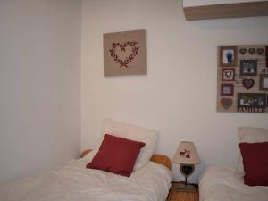 Łóżko lub łóżka w pokoju w obiekcie Appartement rénové 2 pièces cabine proche pistes avec balcon exposé sud - FR-1-592-55