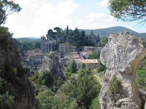 ein Dorf auf einem felsigen Berg in der Unterkunft The Originals Access, Hôtel Béziers Est in Béziers