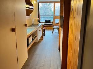 kuchnia z korytarzem prowadzącym do salonu w obiekcie Studio rénové 4 pers · Pied des pistes · Balcon Sud-Ouest · Wifi gratuit · Proche commerces - FR-1-346-550 w mieście Arc 1800