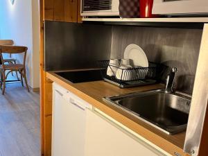 kuchnia ze zlewem i blatem w obiekcie Studio rénové 4 pers · Pied des pistes · Balcon Sud-Ouest · Wifi gratuit · Proche commerces - FR-1-346-550 w mieście Arc 1800
