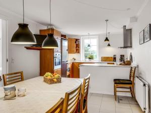O bucătărie sau chicinetă la Holiday Home Adelina - 500m from the sea by Interhome