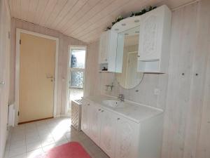 Koupelna v ubytování Holiday Home Tomke - 1-7km from the sea by Interhome