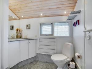 Koupelna v ubytování Holiday Home Arwen - 200m from the sea by Interhome
