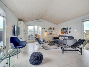 Posezení v ubytování Holiday Home Arwen - 200m from the sea by Interhome