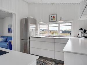 Kuchyň nebo kuchyňský kout v ubytování Holiday Home Arwen - 200m from the sea by Interhome