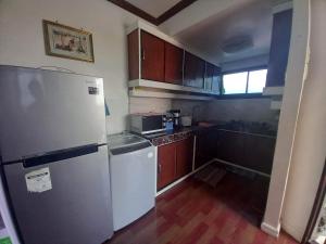 uma pequena cozinha com um frigorífico e um lavatório em Remarkable 1-Bed Apartment in Davao City em Davao