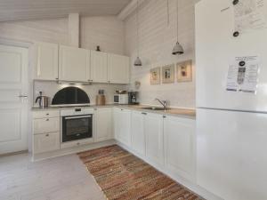 Ett kök eller pentry på Holiday Home Armgard - 300m from the sea in NW Jutland by Interhome