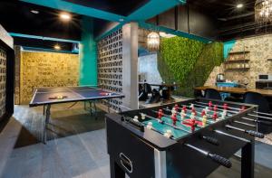 a ping pong table in a ping pong room at Eazy Centro by ULIV in Tijuana