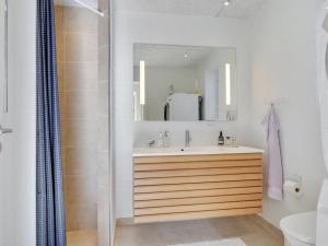 Koupelna v ubytování Holiday Home Shiva - 300m from the sea by Interhome