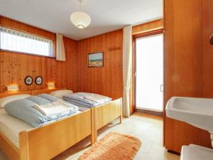 Postel nebo postele na pokoji v ubytování Holiday Home Ehmi - 500m from the sea in NW Jutland by Interhome