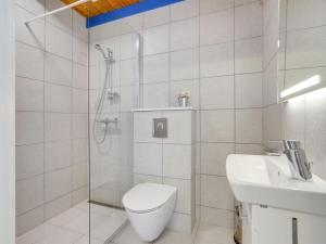Koupelna v ubytování Apartment Otte - 500m from the sea by Interhome
