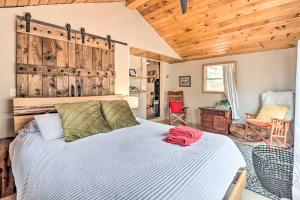 ein Schlafzimmer mit einem großen Bett in einem Zimmer mit Holzdecken in der Unterkunft Pocono Home with Fire Pit 1 Mi to State Forest! in East Stroudsburg