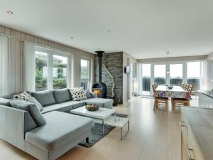 ein Wohnzimmer mit einem Sofa und einem Tisch in der Unterkunft Holiday Home Skamhals - 700m from the sea in NW Jutland by Interhome in Blokhus