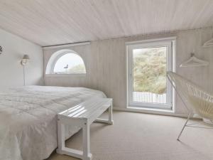 洛肯的住宿－Holiday Home Franja - 100m from the sea in NW Jutland by Interhome，白色的卧室设有床和窗户