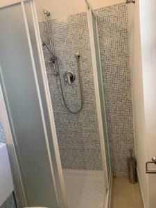 una doccia con porta in vetro in bagno di La Terrazza a San Giovanni Valdarno