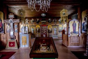 une chambre avec un bouquet de croix et d'autres objets religieux dans l'établissement Valamon Luostari, à Uusi-Valamo