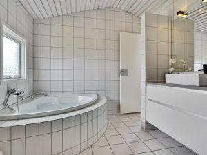 Koupelna v ubytování Holiday Home Fehmke - 100m from the sea by Interhome