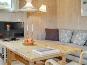 TV a/nebo společenská místnost v ubytování Holiday Home Mylius - 100m from the sea by Interhome