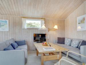 Posezení v ubytování Holiday Home Mylius - 100m from the sea by Interhome