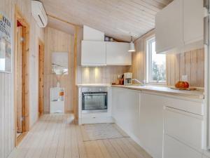 Kuchyň nebo kuchyňský kout v ubytování Holiday Home Mylius - 100m from the sea by Interhome