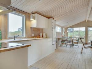 Kuchyň nebo kuchyňský kout v ubytování Holiday Home Mylius - 100m from the sea by Interhome