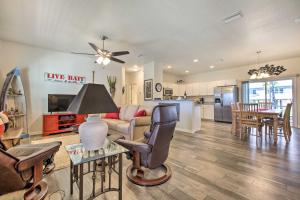 - un salon avec un canapé et une table dans l'établissement Canalside Crystal River Home with Dock and Kayaks, à Crystal River