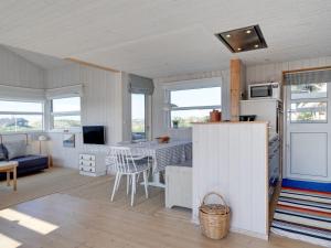 Μια τηλεόραση ή/και κέντρο ψυχαγωγίας στο Holiday Home Athina - 200m from the sea by Interhome +24 φωτογραφίες