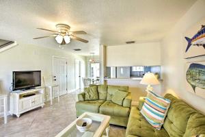 a living room with a couch and a tv at Bright Fernandina Beach Townhome Walk to Ocean! in Fernandina Beach