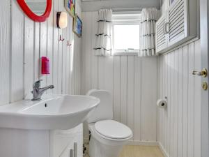 Koupelna v ubytování Holiday Home Kulle - 200m from the sea in NW Jutland by Interhome