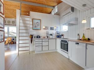 Kuchyň nebo kuchyňský kout v ubytování Holiday Home Kulle - 200m from the sea in NW Jutland by Interhome