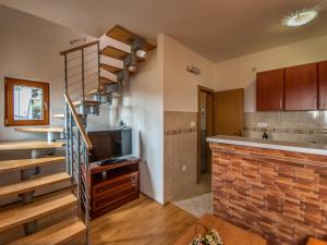 eine Küche und eine Treppe in einem Haus mit Ziegelwand in der Unterkunft Holiday Home Sunny Hill in Kamenari