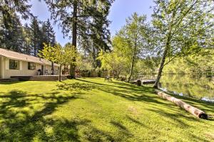 オリンピアにあるQuiet Lakefront Olympia Home with Dock on Half Acreの家庭と湖