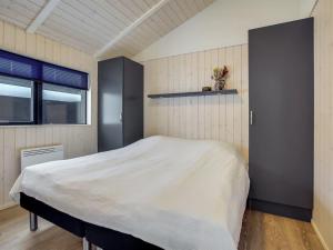 een slaapkamer met een groot bed en een raam bij Holiday Home Hildegard - 1-5km from the sea in NW Jutland by Interhome in Hjørring