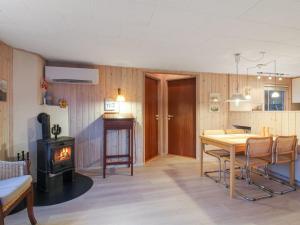 Dapur atau dapur kecil di Holiday Home Liisi - 500m from the sea in NW Jutland by Interhome