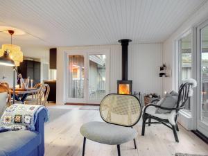 sala de estar con chimenea y sofá en Holiday Home Ayelen - 600m from the sea in NW Jutland by Interhome en Saltum