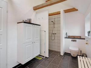 uma casa de banho com um WC e um chuveiro em Holiday Home Iara - 6km from the sea in NW Jutland by Interhome em Bindslev