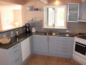 Kuchyň nebo kuchyňský kout v ubytování Holiday Home Herluf - 350m from the sea in NE Jutland by Interhome